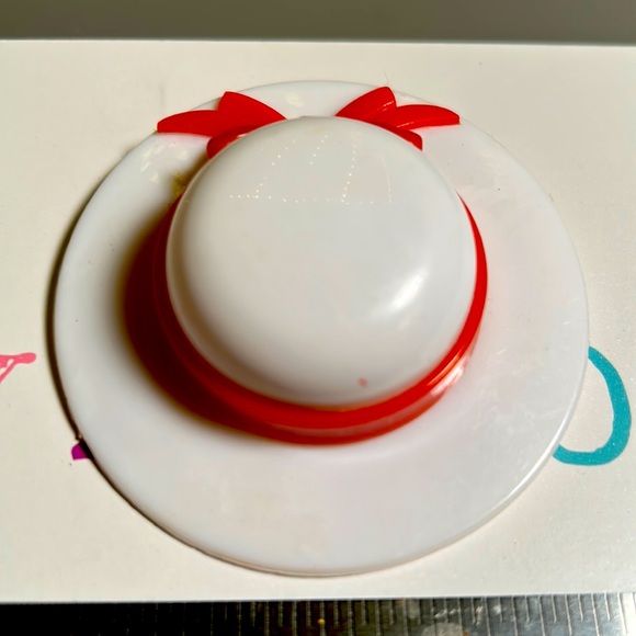 Vintage plastic large white summer hat with red bow hat brooch - Picture 2 of 4